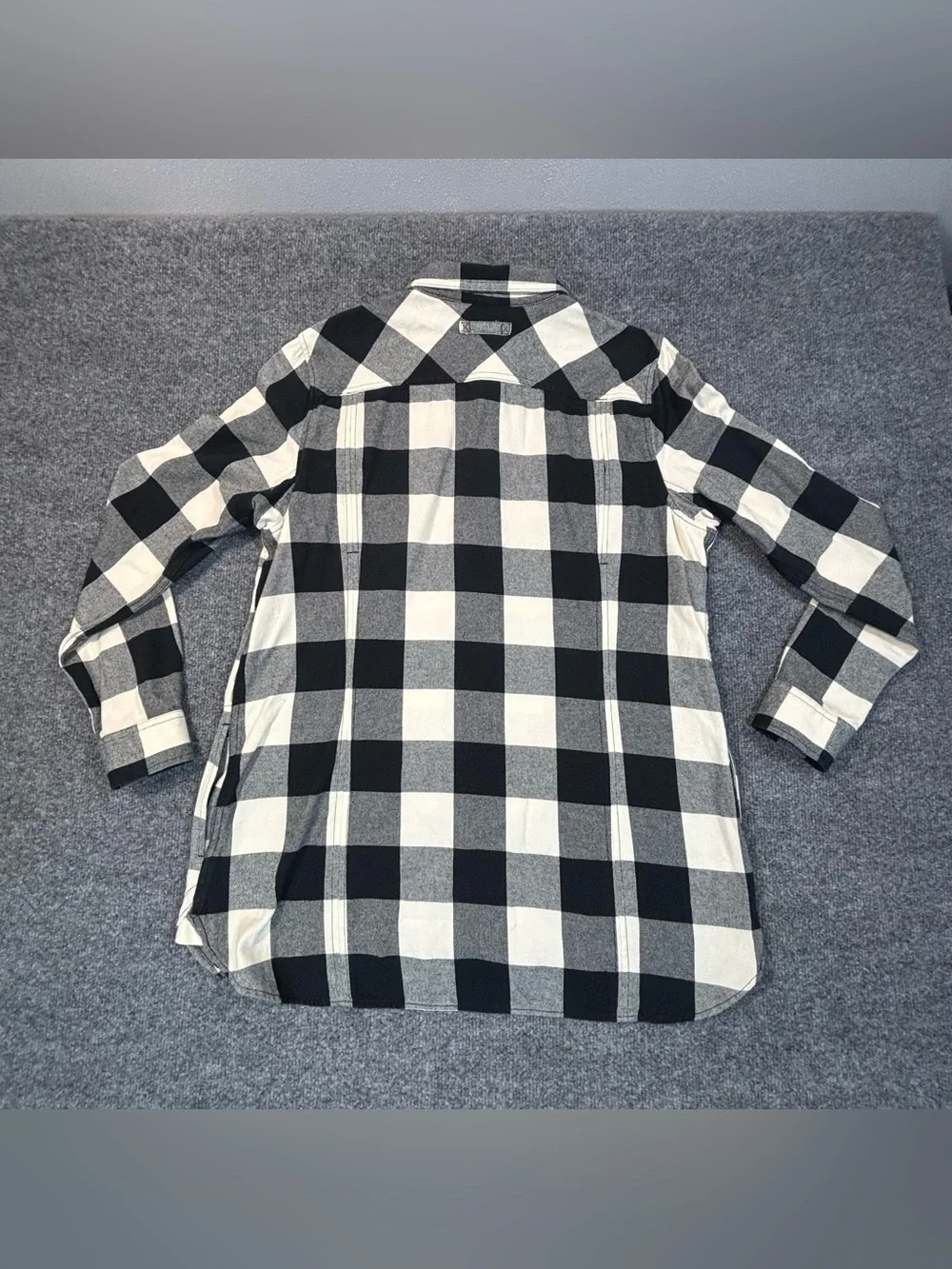 Duluth Trading Co Women L Flannel Shirt Shacket Plaid Black White Pockets Tunic
